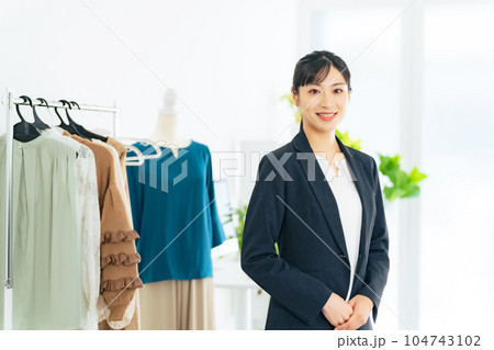アパレルショップに立つ女性 アパレルショップに立つ女性 104743102