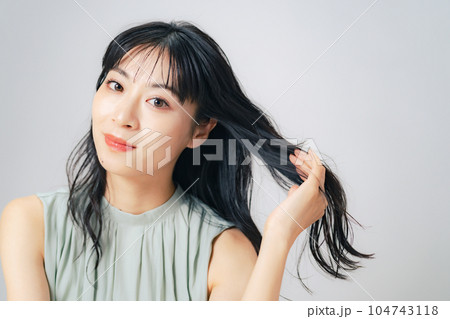 女性の美容イメージ　ヘアケア 104743118