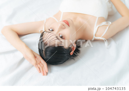 女性の美容イメージ　スキンケア　コスメ 104743135