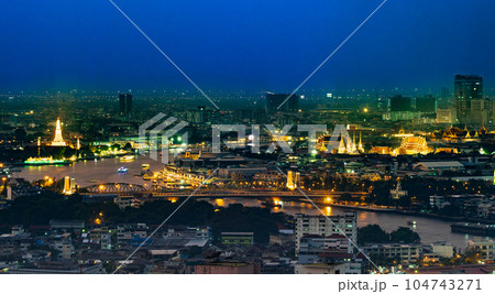 バンコク　ワット・アルンと王宮　夜景 104743271