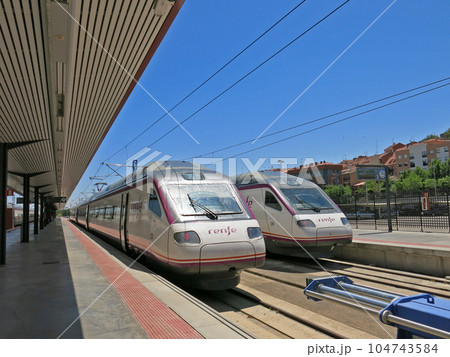 ホームに停車するヨーロッパの電車,カンポ・デ・クリプターナ,カスティーリャ=ラ・マンチャ, スペイン ホームに停車するヨーロッパの電車,カンポ・デ・クリプターナ,カスティーリャ=ラ・マンチャ, スペイン 104743584