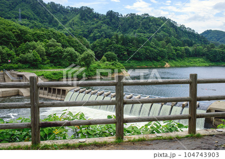 展望台より望む錦秋湖大滝　岩手県西和賀町 104743903
