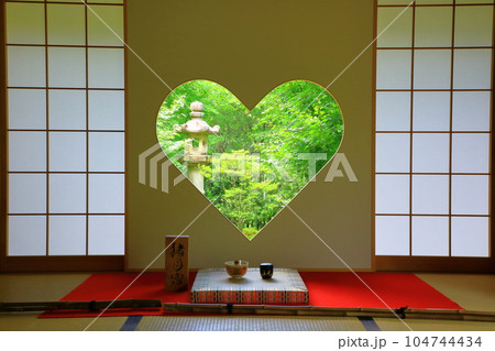 京都　正寿院　猪目窓(ハート窓) 104744434