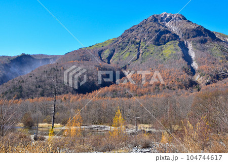 秋　上高地より焼岳 104744617