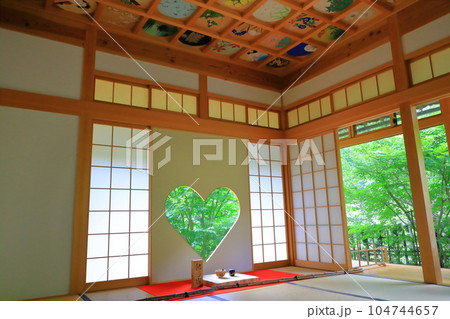 京都 正寿院 猪目窓(ハート窓)と天井画 京都 正寿院 猪目窓(ハート窓)と天井画 104744657