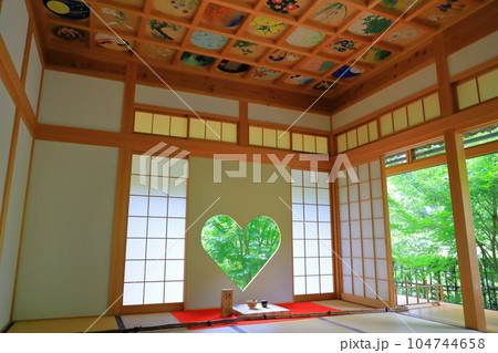 京都 正寿院 猪目窓(ハート窓)と天井画 京都 正寿院 猪目窓(ハート窓)と天井画 104744658