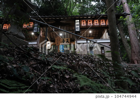 星田妙見宮の中門、日暮れ時 104744944