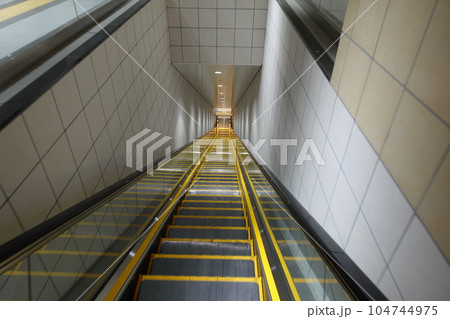 福岡地下鉄七隈線新駅「櫛田神社前駅」深いエスカレータの朝 104744975