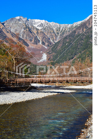 秋　上高地　梓川　河童橋　穂高連峰 104745113
