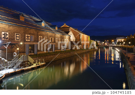 小樽運河の夜景 104745185
