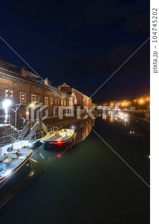 【縦写真】小樽運河の夜景 【縦写真】小樽運河の夜景 104745202