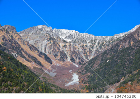 秋　上高地より穂高連峰 104745280