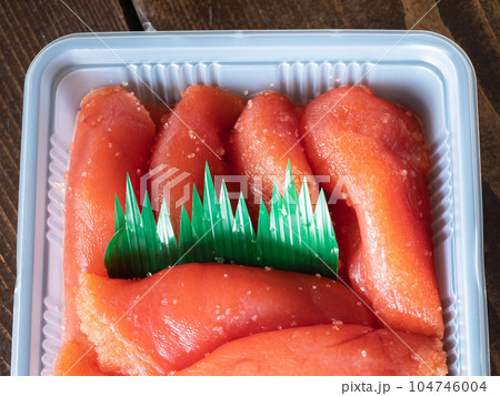 プラスチック容器に入った明太子のクローズアップ。唐辛子などで漬けた辛いタラコ。 プラスチック容器に入った明太子のクローズアップ。唐辛子などで漬けた辛いタラコ。 104746004