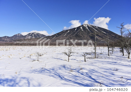 冬の男体山と大真名子山、小真名子山 104746020