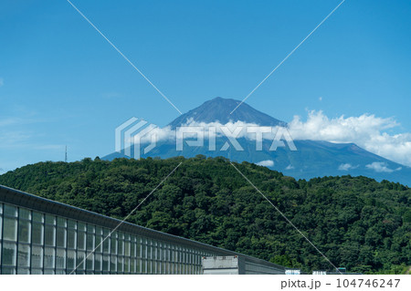 東名高速道からの富士山 東名高速道からの富士山 104746247
