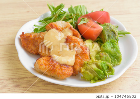 鶏肉とアボカドの炒め物 104746802