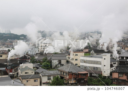 湯けむりが立ち上る別府鉄輪温泉 104746807