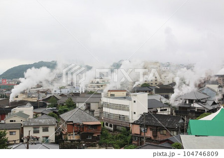 湯けむりが立ち上る別府鉄輪温泉 湯けむりが立ち上る別府鉄輪温泉 104746809