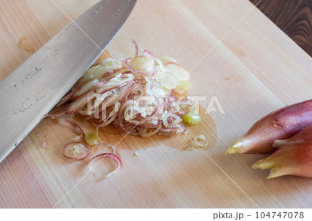 スライスしたみょうが。薬味などに使われる日本の夏野菜。 スライスしたみょうが。薬味などに使われる日本の夏野菜。 104747078