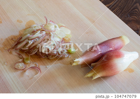 スライスしたみょうが。薬味などに使われる日本の夏野菜。 104747079