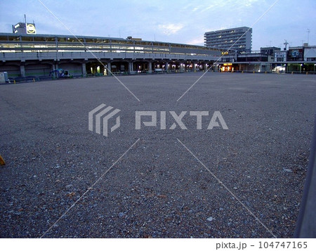 2010年10月 太田駅北口駅前広場の夕暮れ。かつて低木がレイアウトされていたロータリー駐車場跡 2010年10月 太田駅北口駅前広場の夕暮れ。かつて低木がレイアウトされていたロータリー駐車場跡 104747165
