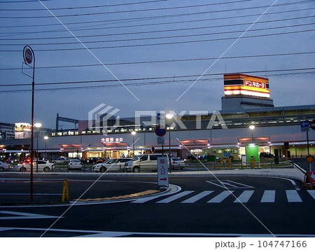 太田駅北口駅前広場駐車場の夕暮れ。2010年10月 東武電車の特急「りょうもう」号 浅草行きが 太田駅北口駅前広場駐車場の夕暮れ。2010年10月 東武電車の特急「りょうもう」号 浅草行きが 104747166