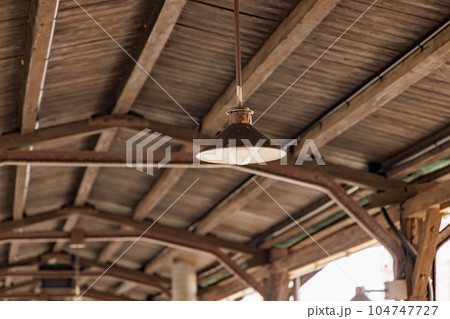 レトロな雰囲気の木造の駅 104747727