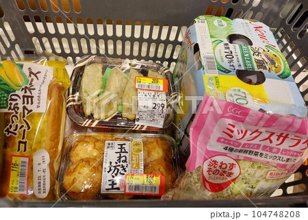 清算後のスーパーの買い物かご。 104748208