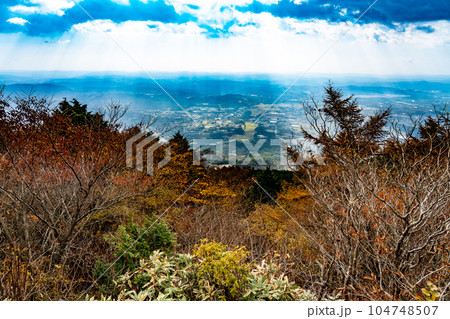 那岐山の登山道から見た日本原と吉備高原1 岡山県勝田郡奈義町 那岐山の登山道から見た日本原と吉備高原1 岡山県勝田郡奈義町 104748507