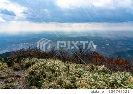 那岐山の登山道から見た日本原と吉備高原 岡山県勝田郡奈義町 那岐山の登山道から見た日本原と吉備高原 岡山県勝田郡奈義町 104748521