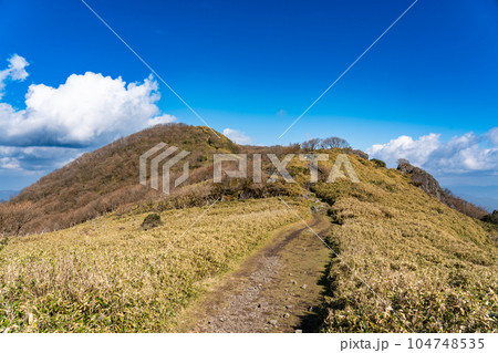 尾根道から見た那岐山の山頂5 岡山県勝田郡奈義町 尾根道から見た那岐山の山頂5 岡山県勝田郡奈義町 104748535