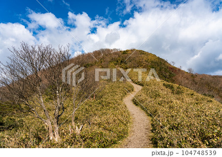 尾根道から見た那岐山の山頂7　岡山県勝田郡奈義町 104748539