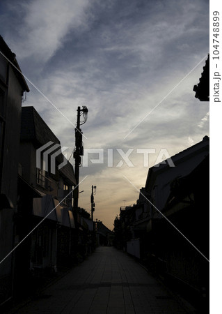 小江戸川越町並み風景 薄暮の裏路地 建物のシルエットと空 104748899