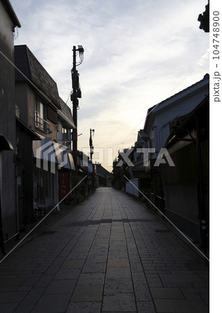 小江戸川越町並み風景 夕日差す裏路地の石畳 104748900