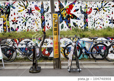 下北沢駅前の風景 自転車と壁画 下北沢駅前の風景 自転車と壁画 104748908