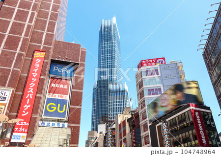 「東京都」新宿　西武新宿駅PePe前広場から東急歌舞伎町タワーを望む 104748964