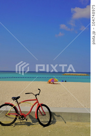 青い空と青い海と白い砂浜と自転車 104748975