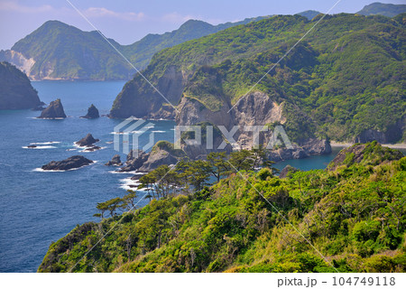 伊豆半島・南伊豆・奥石廊・ユウスゲ公園、出逢いの鐘よりトガイ浜方向の眺め・静岡県南伊豆町(3) 104749118