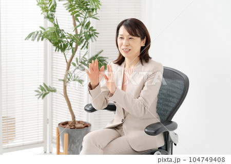ビジネス 女性 対談 ビジネス 女性 対談 104749408