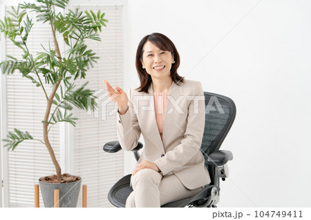 ビジネス 女性 対談 ビジネス 女性 対談 104749411