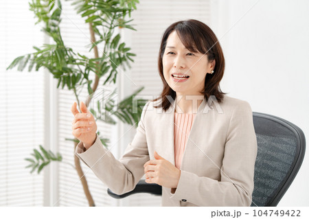 ビジネス 女性 対談 ビジネス 女性 対談 104749422