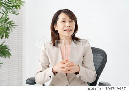 ビジネス　女性　対談 104749427