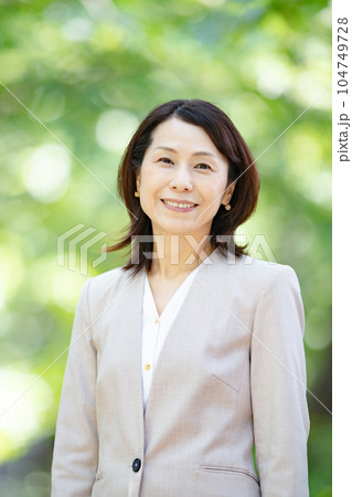 新緑　ビジネス　働く女性 104749728