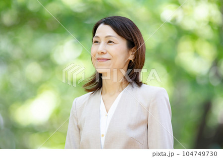 新緑　ビジネス　働く女性 104749730
