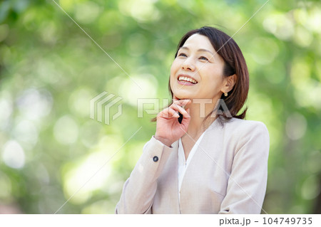 新緑　ビジネス　働く女性 104749735