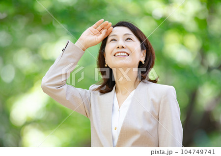 新緑　ビジネス　働く女性 104749741