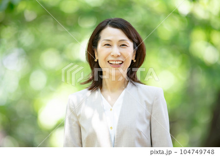 新緑　ビジネス　働く女性 104749748