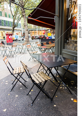 店先に並べられたパイプと板でできたテーブルと椅子 ロンドンの街並み 店先に並べられたパイプと板でできたテーブルと椅子 ロンドンの街並み 104749801