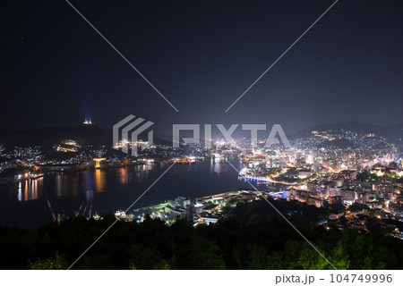 長崎県長崎市の鍋冠山展望台から観える稲佐山山頂展望台とジャイアントカンチレバークレーンの都市夜景 104749996