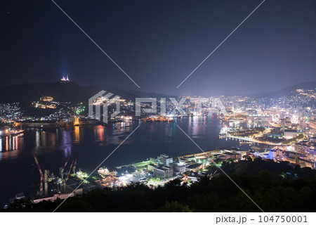 長崎県長崎市の鍋冠山展望台から観える稲佐山山頂展望台とジャイアントカンチレバークレーンの都市夜景 104750001